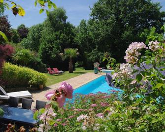 Au Manoir Des Forges - Saint-Brice - Piscina