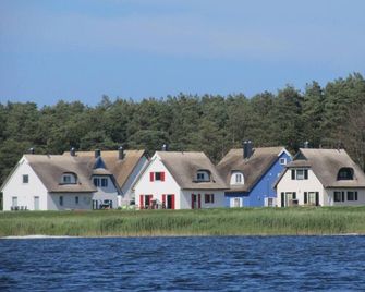 u with direct lagoon views. Only a stone's throw v Baltic Sea beach. - Breege - Budova