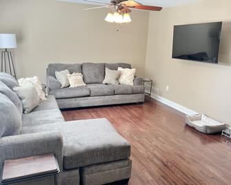 Cozy Home on Golf Course - 6 miles from I-75, Free WiFi - Richmond - Living room