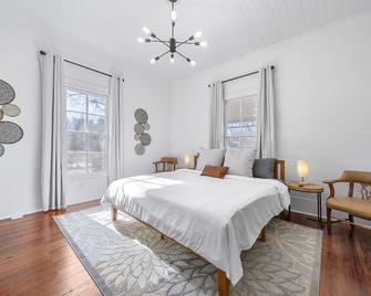 Remodeled Historical Home in Downtown Warm Springs - Warm Springs - Bedroom