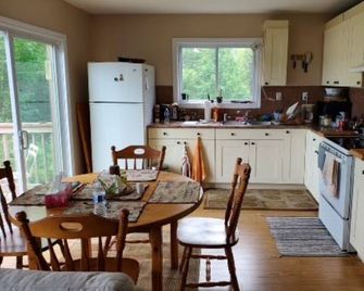 3 Bedroom 1.5 Bathroom Lakefront cottage. 270 ft. water line. Very private. - Elliot Lake - Kitchen
