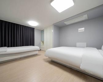 Yeosu Myoungga Hotel - Yeosu - Bedroom