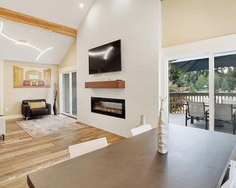Star Lake Waterfront Craftsman Modern - Auburn - Dining room