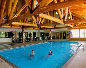 Grand Ely Lodge - Ely - Piscine
