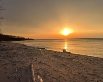 Clean & cozy couples cabin close to the Porcupine mountains~Rustic yet modern - Ontonagon - Beach