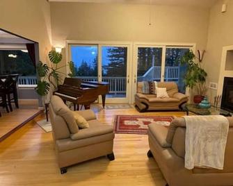 Family Retreat near South Bay and Santa Cruz Beach - Boulder Creek - Living room
