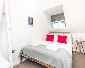 12 Bootham Court Stylish Modern 2-Bed Flat in York with Parking Pass the Keys - York - Bedroom