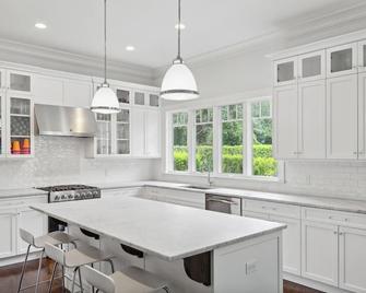 Spacious 5-bedroom house with water views and 2 houses from the bay. - Sag Harbor - Cocina