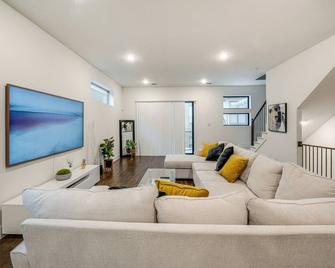 10 Mi to Dtwn Dallas: Sleek Retreat w/ Balcony - Dallas - Living room