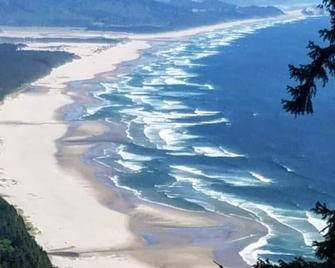 The Hideout - Crescent City - Strand