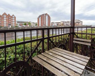 Harbour House - Donnini Apartments - Ayr - Balcón