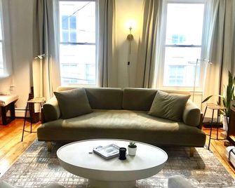 2 Story Stylish Gem- 3 bedroom 1 1/2 bath. - Boston - Living room