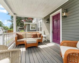 Grand home located right on Main St, walk to Chesapeake Bay & great restaurants - Rock Hall - Balcony