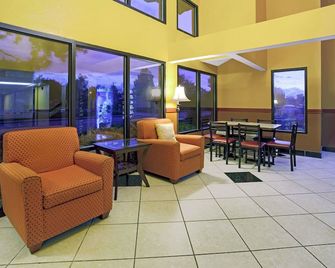 Super 8 by Wyndham Denver Stapleton - דנבר - טרקלין