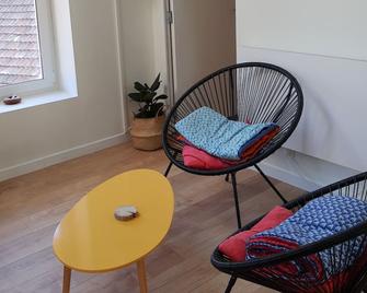 Studio calme et lumineux avec terrasse - Auxelles-Haut - Living room