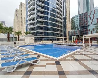 Chic Marina-View Studio in Bay Central Marina - Garhoud - Pool