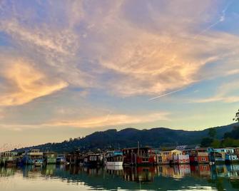 'Top Choice Houseboat Rental,' says Discover Sausalito. 2bd 2ba floating home. - Sausalito