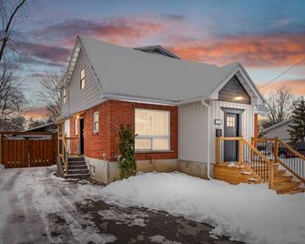 Cozy 4 Bedroom Home in Cornwall - Cornwall - Building