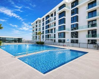 Lagoon View Apartment w/ Pool, Beach & Gym Access - Umm Al Qaiwain - Bazén