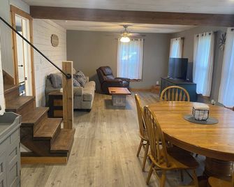 4 Bedroom Farmhouse with a hot tub - Laceyville - Jídelna