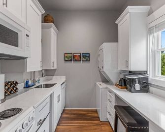 Carriage House · Brand New! Vine Street Carriage House - Albany - Кухня