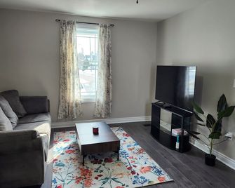 Modern Brockville Getaway | Walk to River, Dining & Downtown - Brockville - Salon