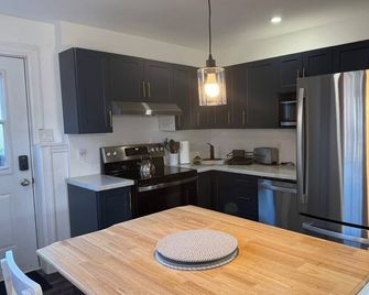 Stylish Deer Lake Retreat | Walk to Beach | 6 km to YDF | Gros Morne - Deer Lake - Kitchen
