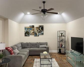 Spacious 3 Bedroom Residential Home near Biloxi - D'Iberville - Phòng khách