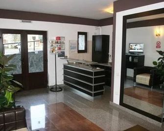 Hotel Silvia Apart Sinaia - Sinaia - Front desk