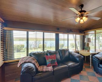 Lake Okeechobee Cabin w/ Boat Launch & Patio - Okeechobee - Living room
