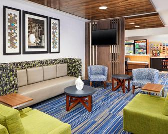 Holiday Inn Express & Suites Salem, An IHG Hotel - Salem - Living room