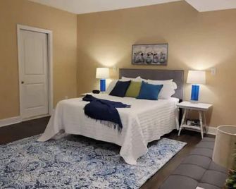 Beautiful farm stay apartment, rural Georgetown KY - Georgetown - Bedroom