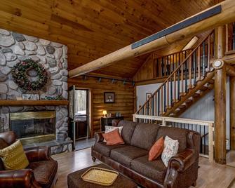 Spacious, Lake Front, Authentic Log Home - Chetek - Sala de estar