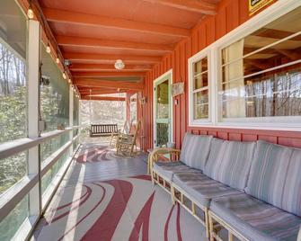 'the Red Loft' Candler Cottage 18 Mi to Asheville! - Candler - Balcony