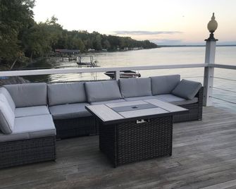 Cayuga Lake Front Home - Aurora - Balcón