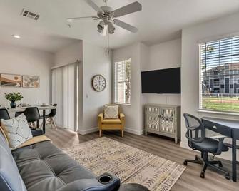 1st Fl King Beds Pool Garage - Near Afb - Clearfield - Living room