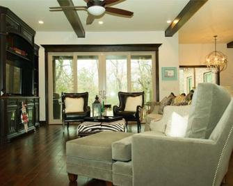 Beautiful wooded acreage minutes from Lake Murray - Ardmore - Living room