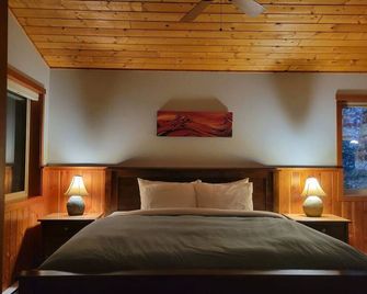 Retreat Cabin with Private Hot Tub - Ucluelet - Bedroom