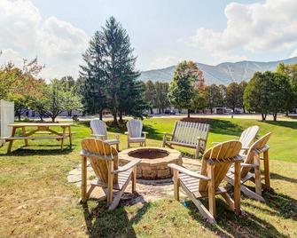 Lovely condo near skiing with 3 pools, hot tub, sauna, fitness room & balcony - Warren - Patio
