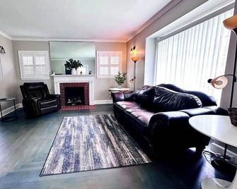 Spacious four-bedroom home - Logan - Вітальня