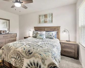 Cozy & Modern home, Only 20 mins from Tampa - Zephyrhills - Slaapkamer