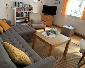 Idyllic farm cottage only 600 m from the Baltic Sea, natural beach, no car traffic - Еккернфьорде - Вітальня