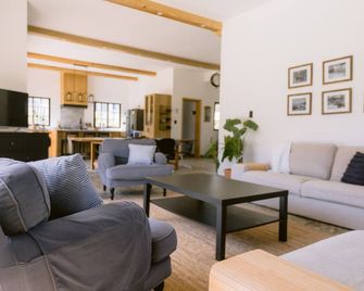 Your Summer getaway for the whole family - Cabrera - Sala de estar