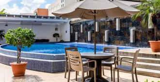 Hotel Hex - Managua - Piscina