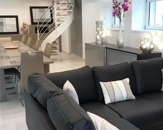 Luxury Vosgian Farmhouse: Sauna, Jacuzzi, Games, Spacious Terrace, Pet-Friendly, Sleeps 16 - Saulxures-sur-Moselotte - Salon