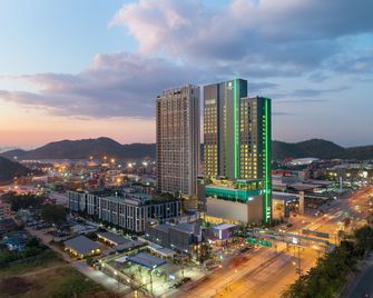 Holiday Inn & Suites Siracha Laemchabang By IHG - Laem Chabang - Building