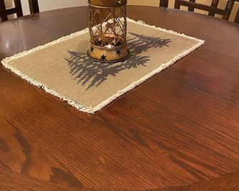 Discover the splendor of the Upper Peninsula and all it has to offer! - Newberry - Dining room