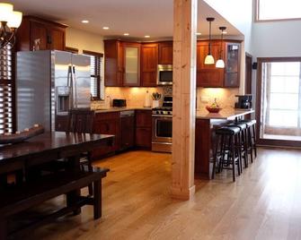 Lakefront Private Family Beach Retreat! - Burlington - Kitchen