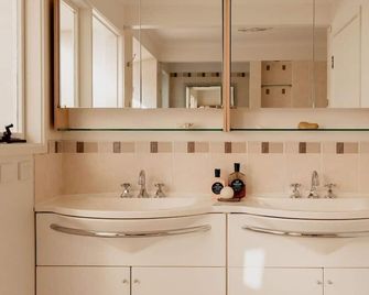 Beachfront Paradise in Opossum Bay - South Arm - Baño