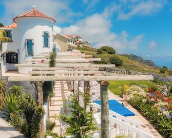 Blue Sea Tower, Luxury Villa, Private Heated Pool and Gardens. Superb Ocean view - Fajã da Ovelha - Building